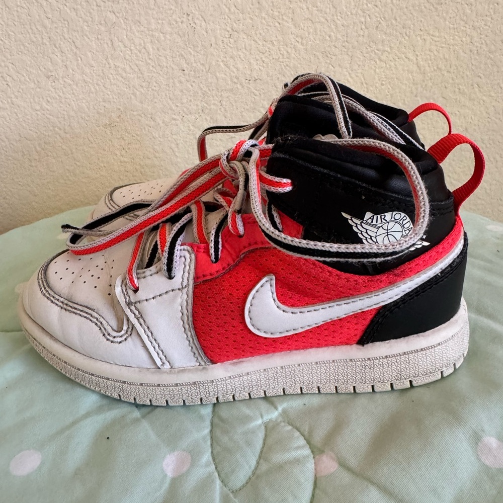 Nike FB4418-016 Air Jordan 1 Mid SE kids size 11